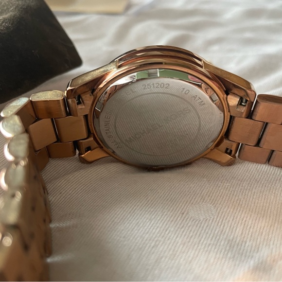 Michael MICHAEL KORS MK5128 Rose Gold Runway Chronograph Quartz Watch - Picture 5 of 5